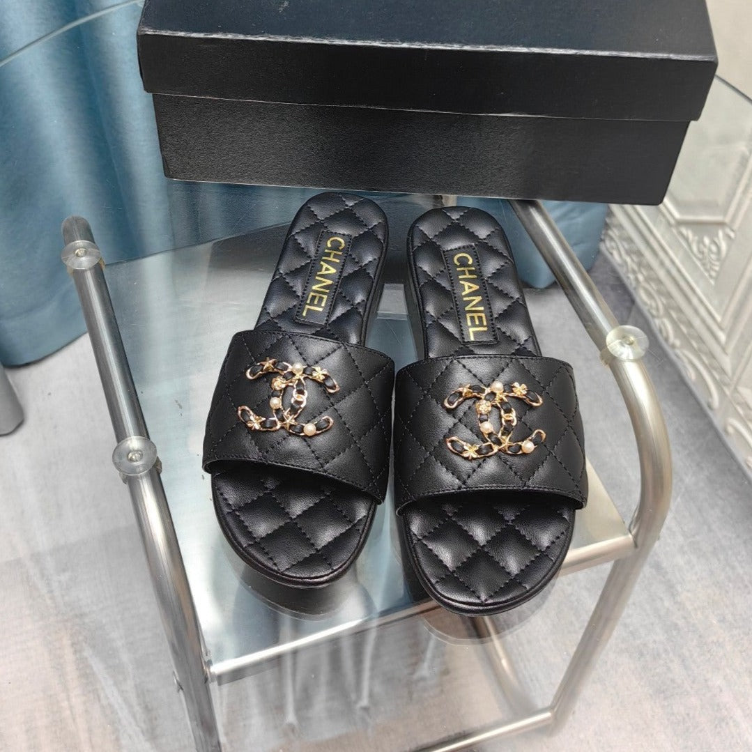 QUILTED SLIPPERS BLACK SHEEPSKIN