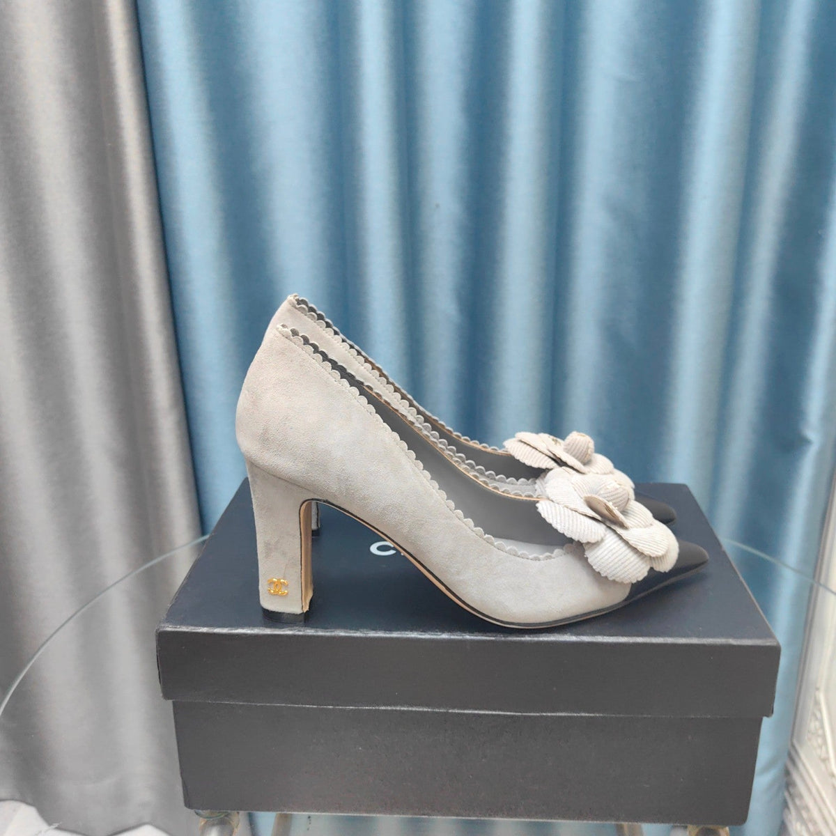CC HIGH HEELS 80 MM IN SPANISH GRAY SUEDE AND BLACK CALFSKIN WITH FLOWER