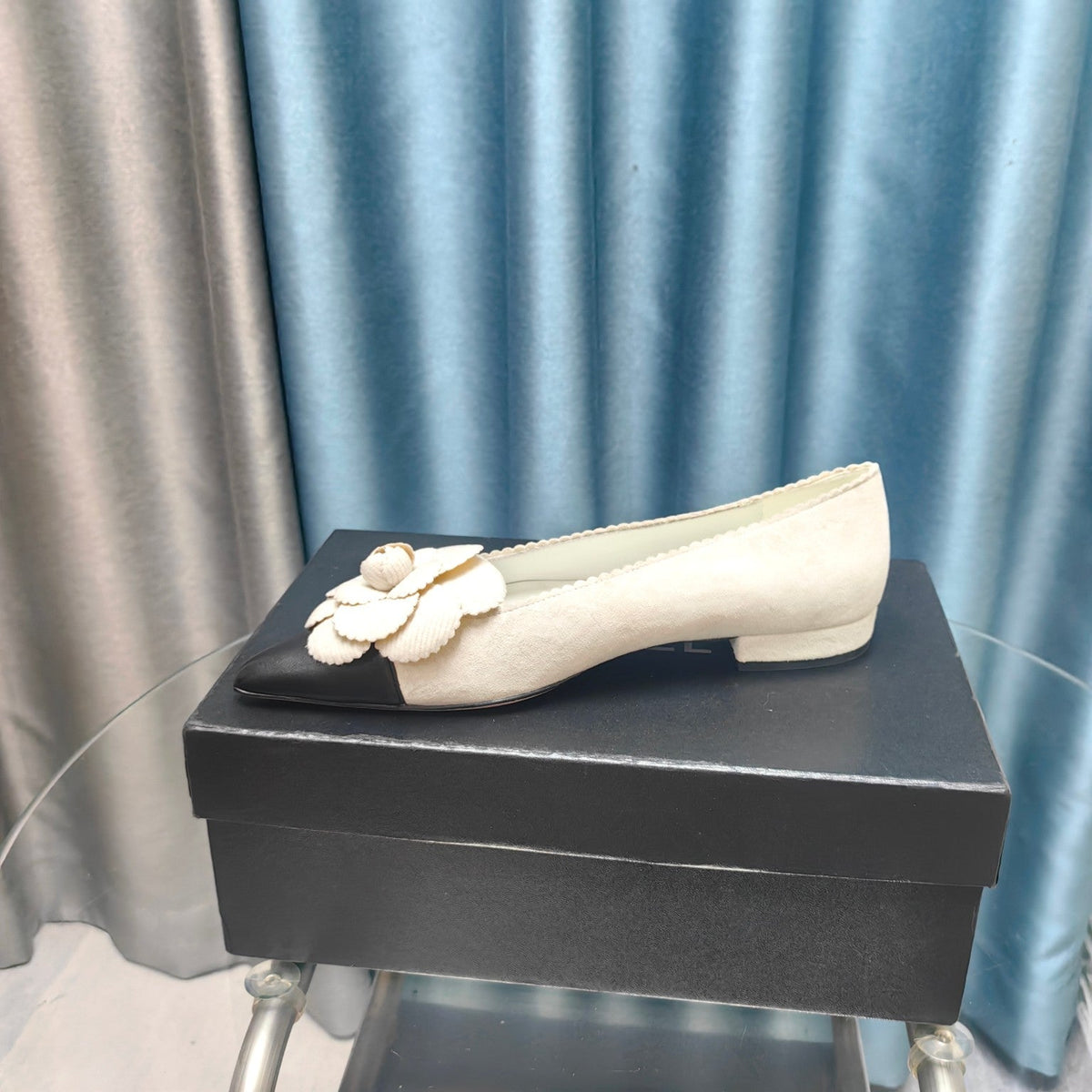 CC BALLET FLAT IN WHITE SUEDE AND BLACK CALFSKIN WITH FLOWER