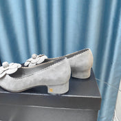 CC MEDIUM HEELS IN SPANISH GRAY SUEDE AND BLACK CALFSKIN WITH FLOWER