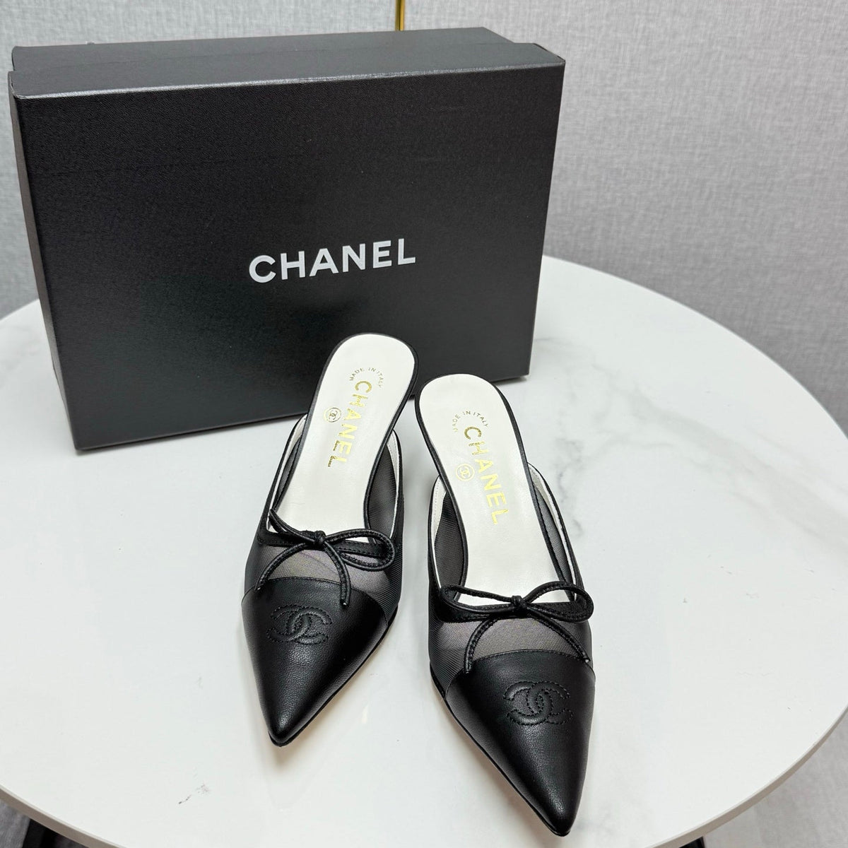 CC HEEL MULES 25S IN BLACK MESH FABRIC AND LAMBSKIN WITH BOW