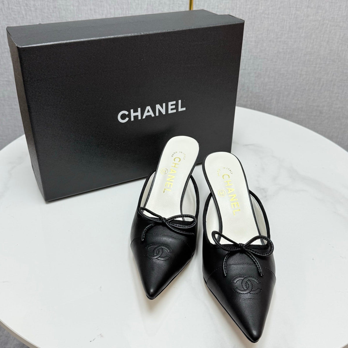 CC HEEL MULES 25S IN BLACK LAMBSKIN WITH BOW