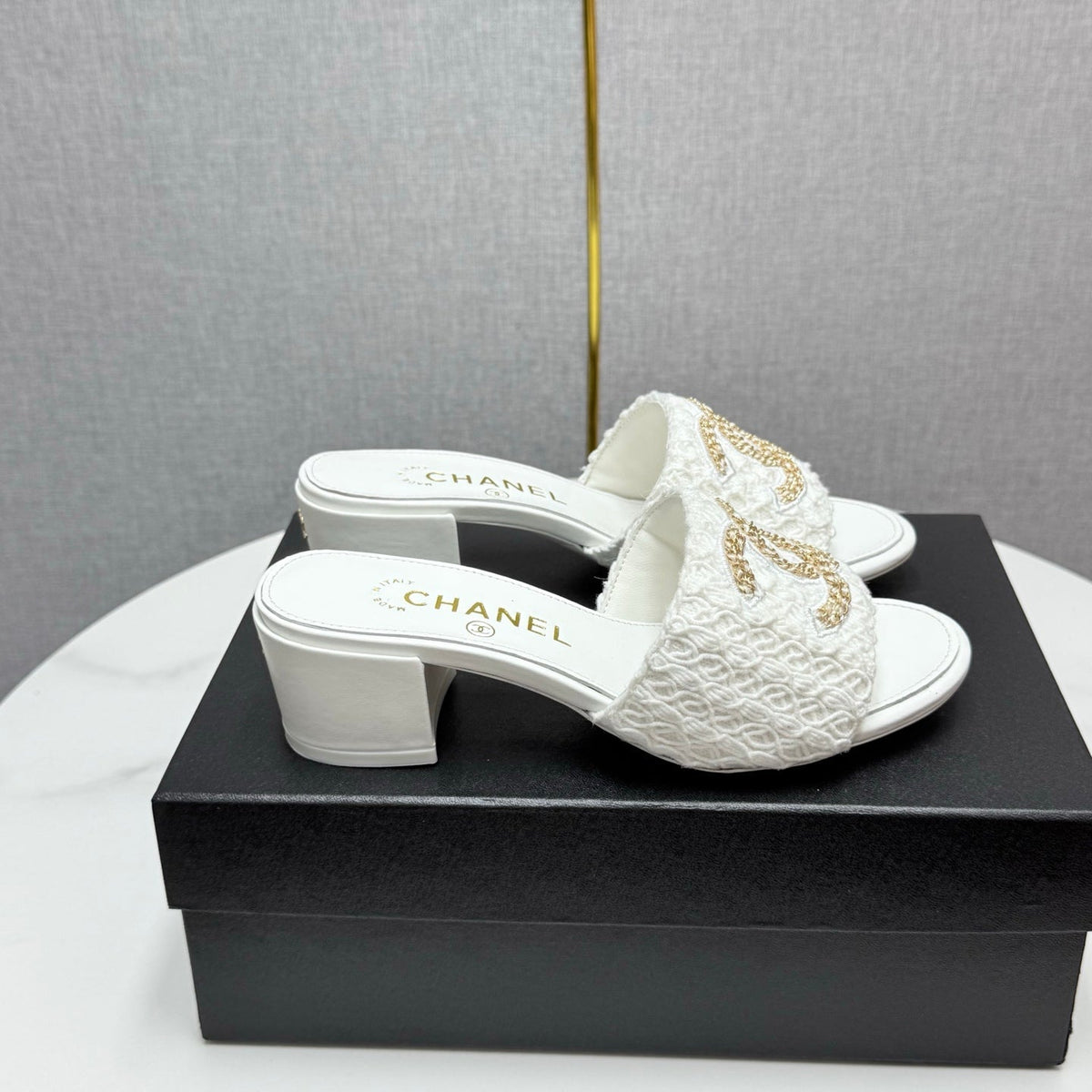 CC HIGH HEEL 25S IN WHITE FABRIC AND CALFSKIN WITH LOGO