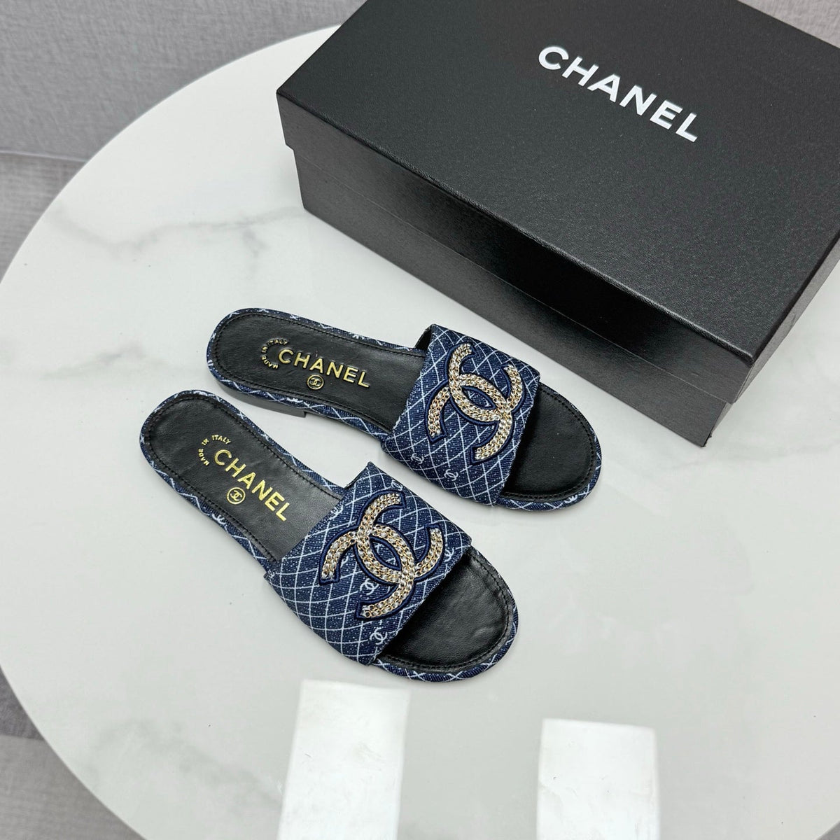 CC SLIDE SANDALS 25S IN DARK BLUE DENIM AND CALFSKIN WITH LOGO