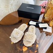 CHANEL 25S FUR SLIPPERS IN LIGHT BEIGE LOGO GOLD HARDWARE