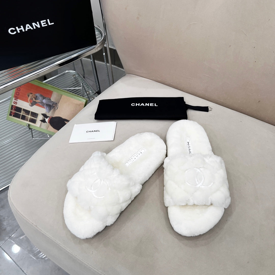 CHANEL 25S FUR SLIPPERS WITH EXPOSED-STITCH STRAPS IN WHITE