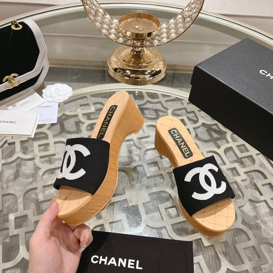 WEDGE PLATFORM IN BLACK LAMBSKIN WITH WHITE LOGO