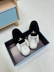 TRIANGLE LOGO FLATS IN BLACK SUEDE AND FUR LINING