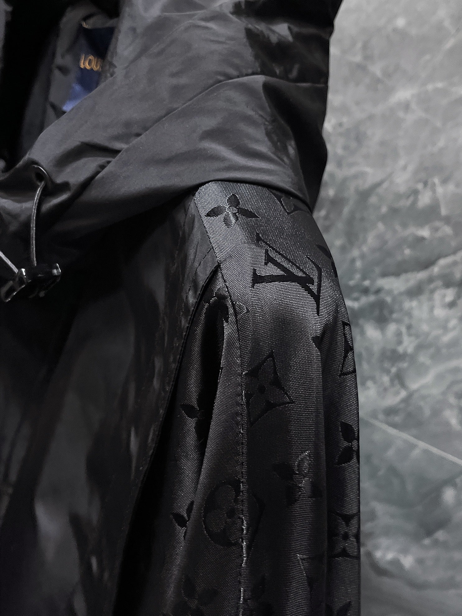 LV BLACK JACKET 239565