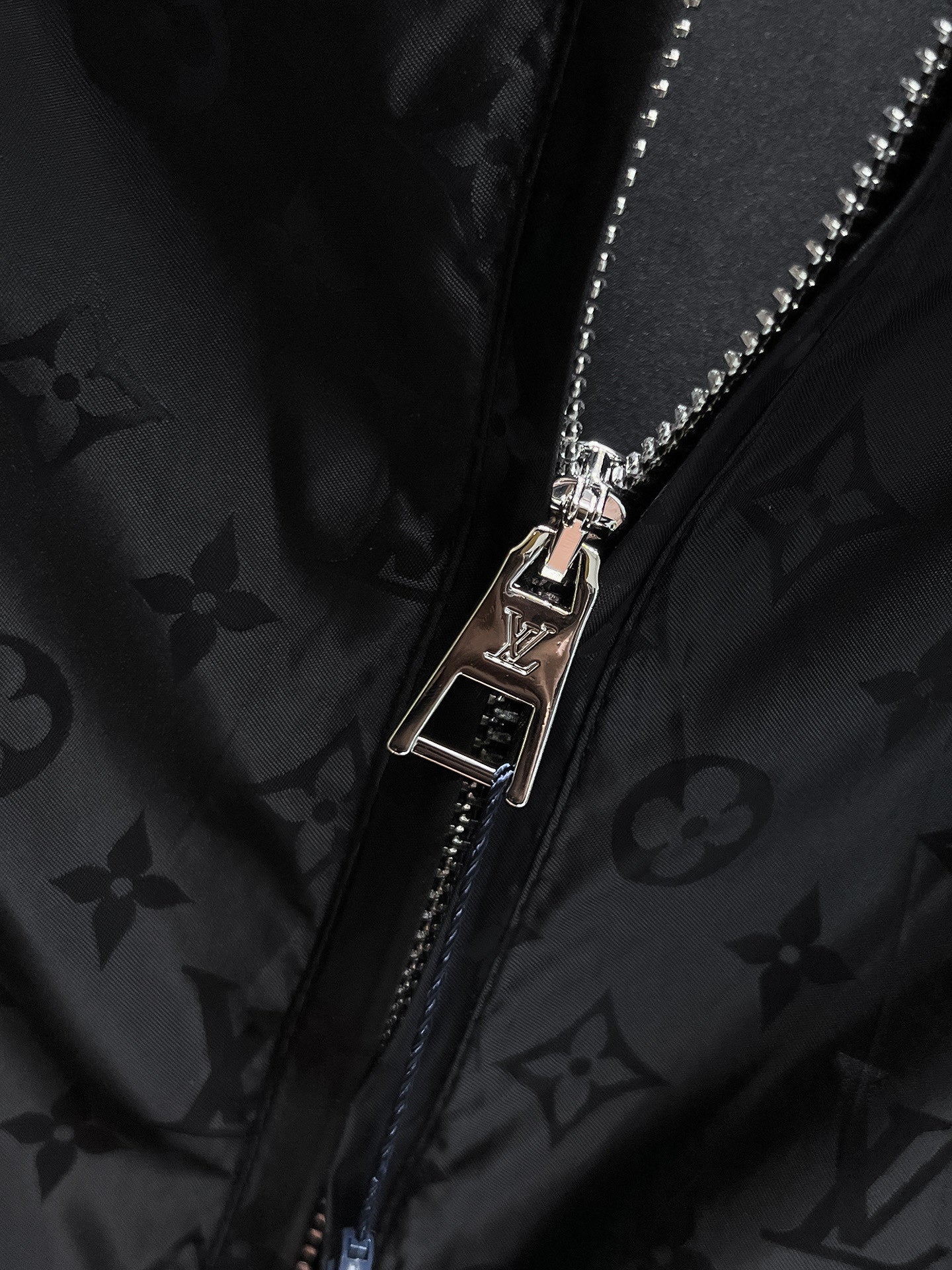 LV BLACK JACKET 239568