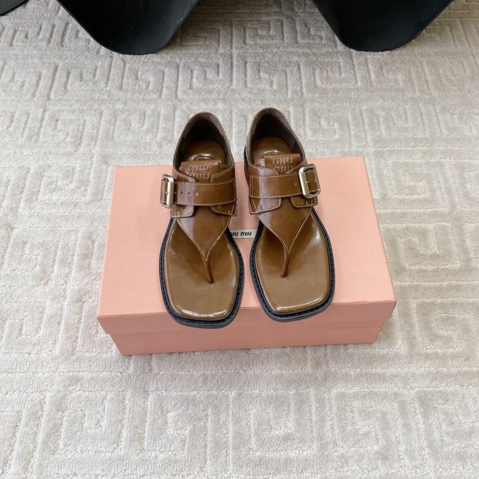 THONG SANDALS IN RUSSET BROWN SHINY LAMBSKIN WITH SILVER BUCKLE