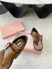 THONG SANDALS IN RUSSET BROWN SHINY LAMBSKIN WITH SILVER BUCKLE