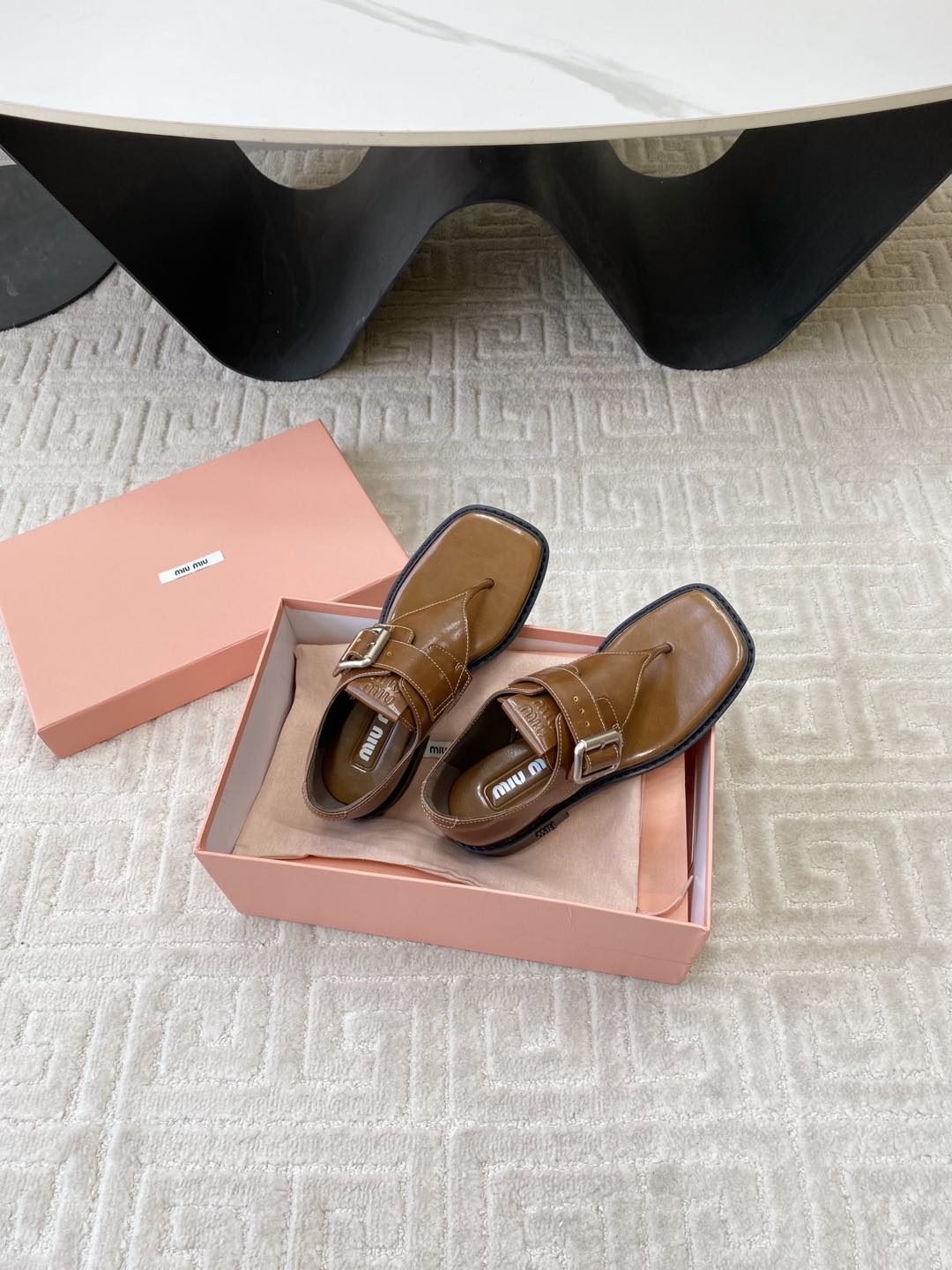 THONG SANDALS IN RUSSET BROWN SHINY LAMBSKIN WITH SILVER BUCKLE