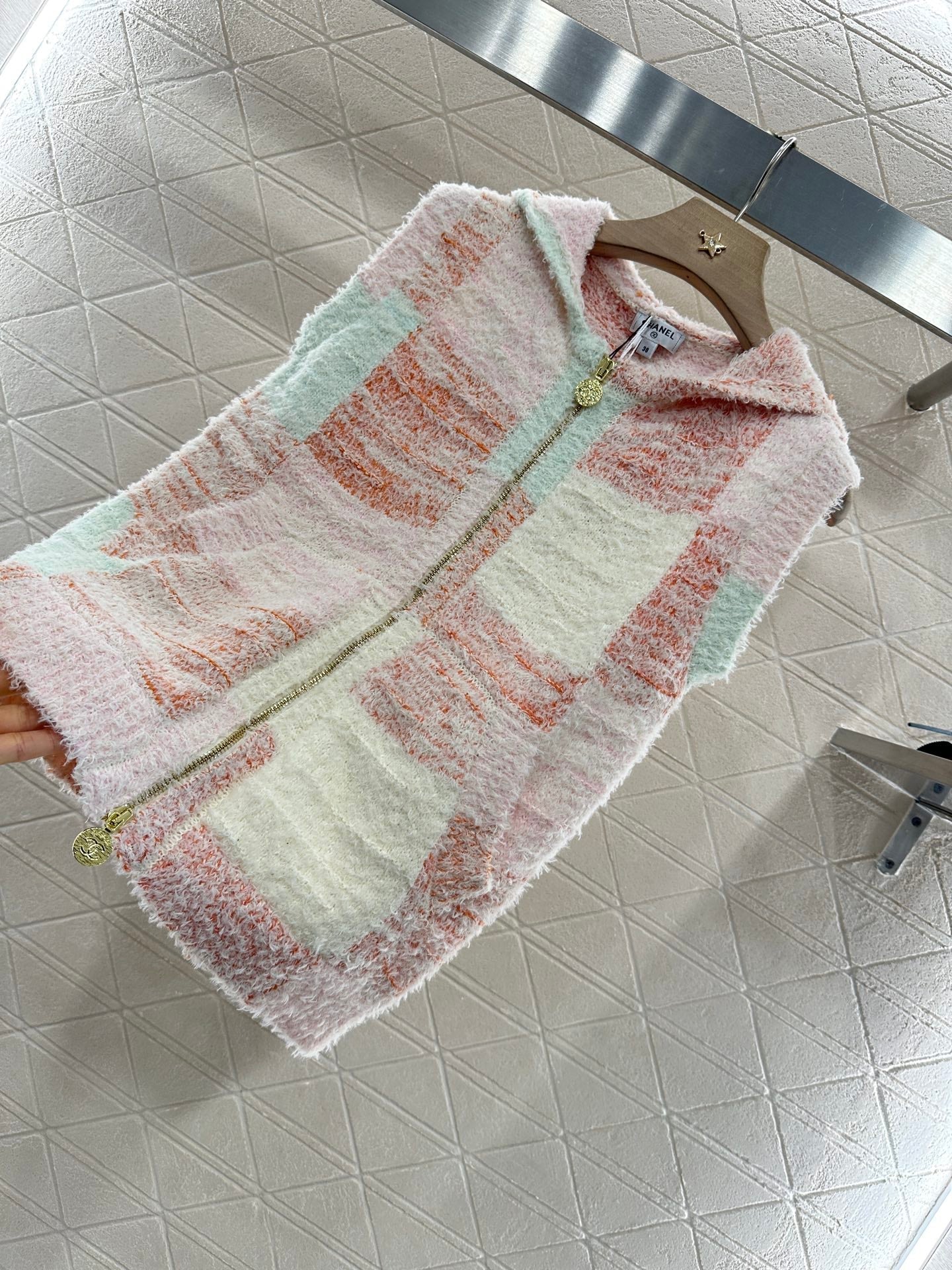 CHANEL SLEEVELESS KNIT HOODIE 276508