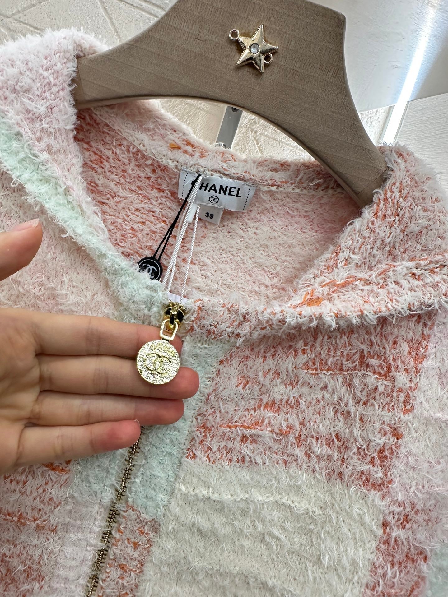 CHANEL SLEEVELESS KNIT HOODIE 276508