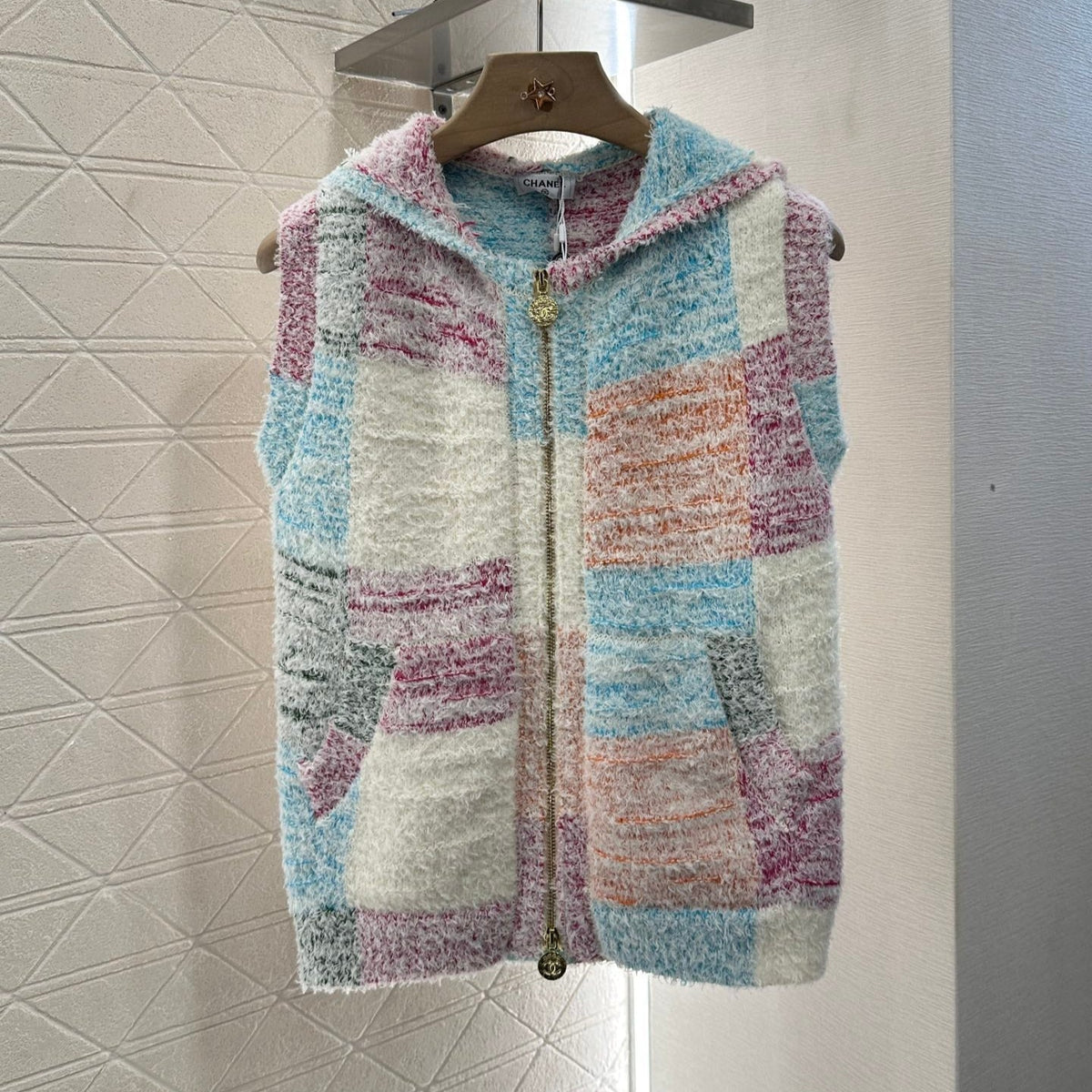 CHANEL SLEEVELESS KNIT HOODIE 276505