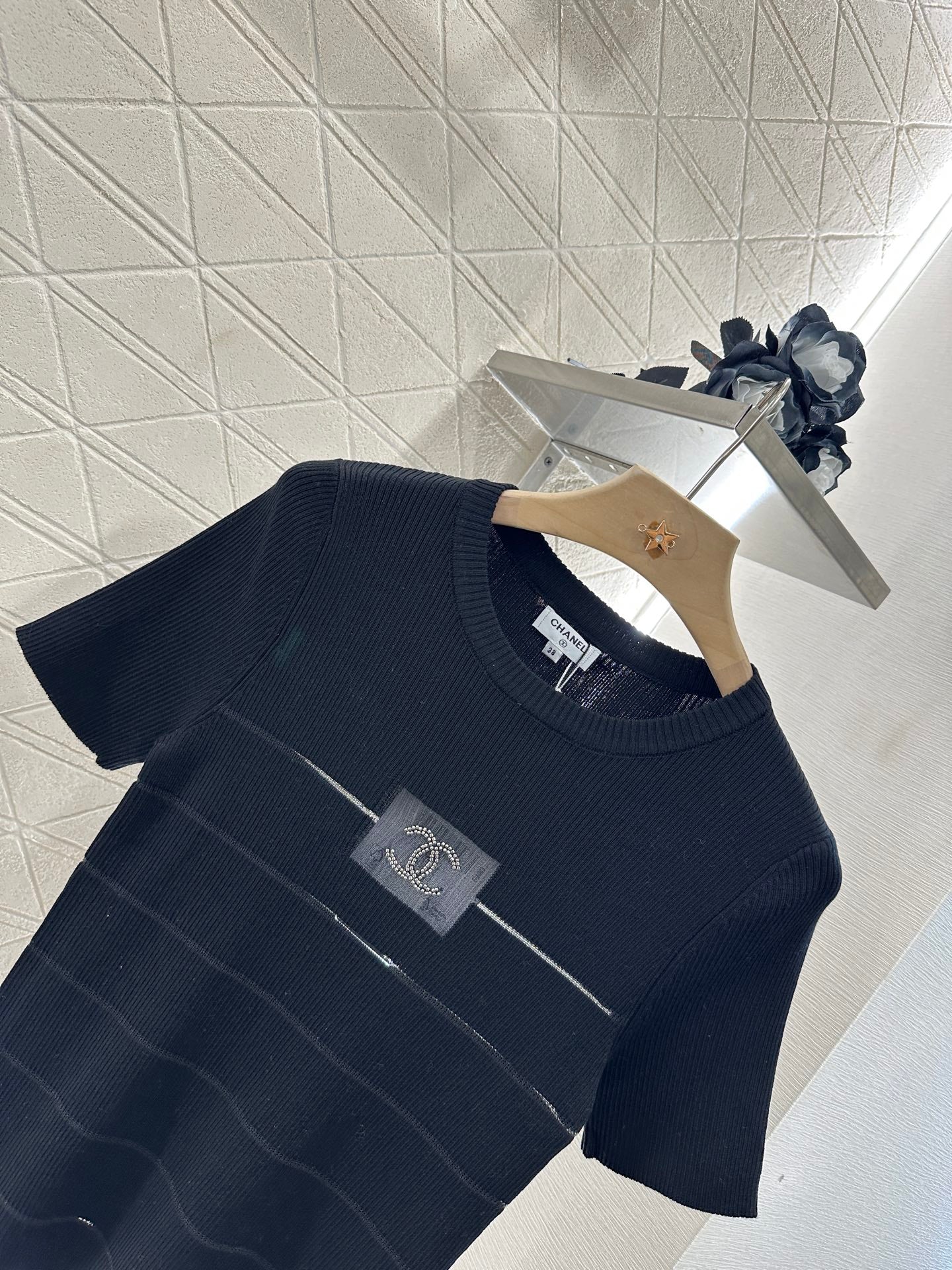 CHANEL FITTED SHORT-SLEEVE KNIT TOP 276496