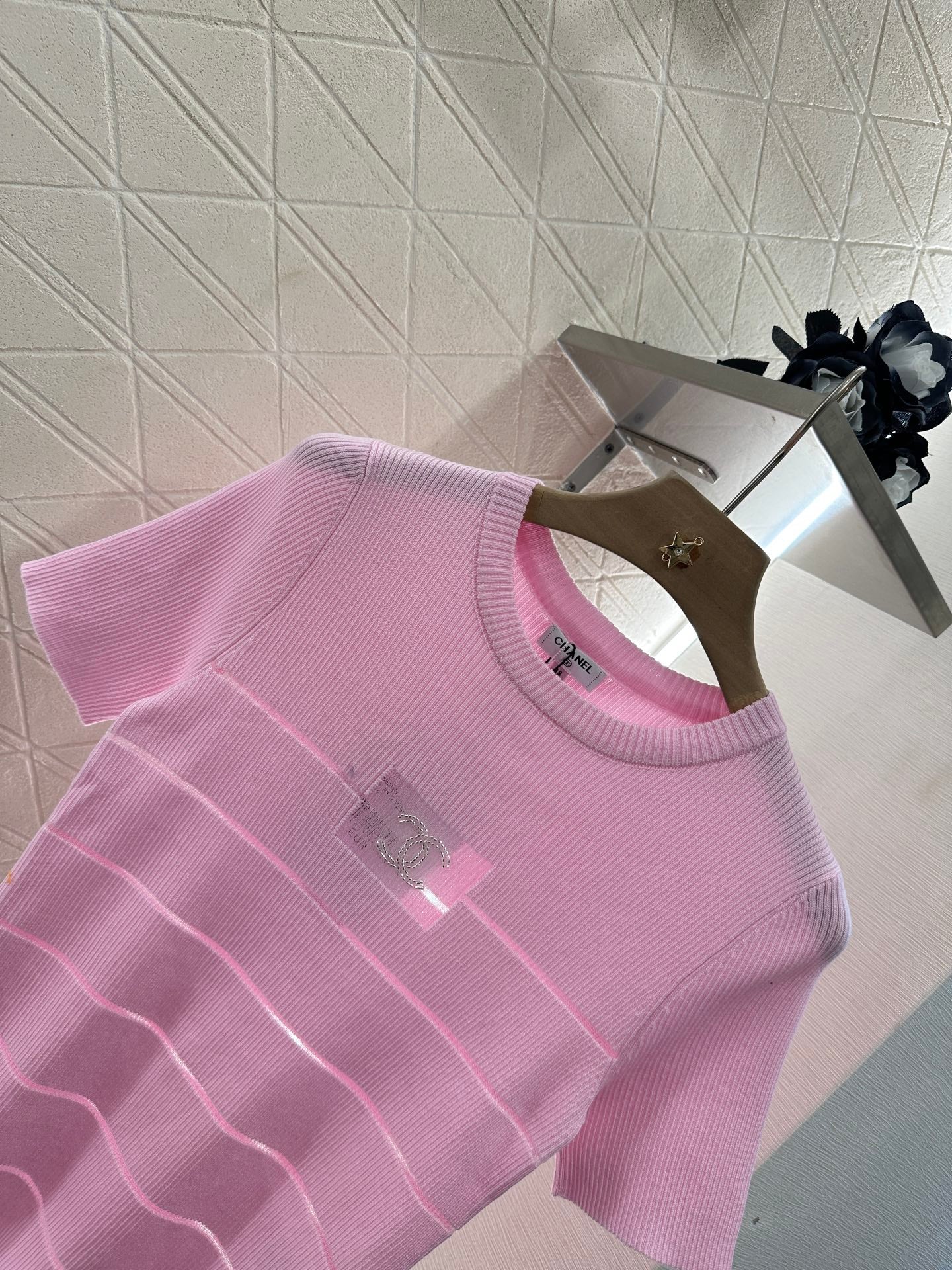 CHANEL FITTED SHORT-SLEEVE KNIT TOP 276498