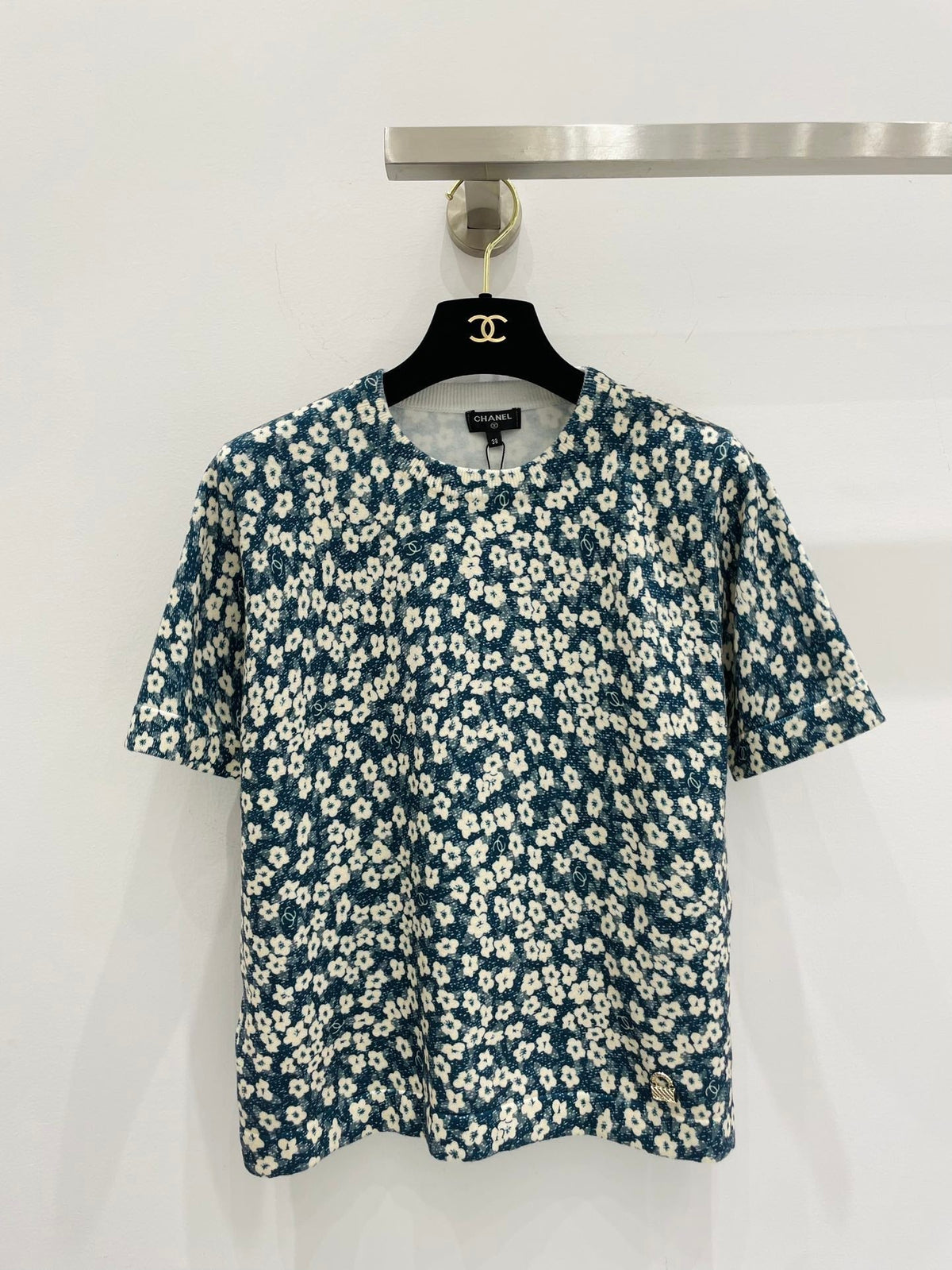 Chanel T-shirts and cut-and-sewn tops 229466