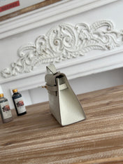 HM 26S KELLY MINI 22MM IN MILKY WHITE CROC EMBOSSED CALFSKIN GOLD KELLY BUCKLE