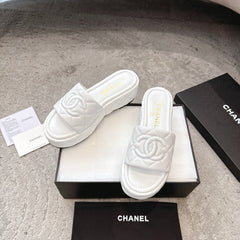 WEDGE HEELS IN WHITE CALFSKIN QUILTED