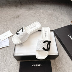 SLIPPERS IN WHITE CALFSKIN QUILTED