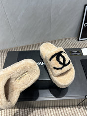 CHANEL 25S SLIPPERS THICK SOLED WITH EMBROIDERED LOGO IN BEIGE FUR