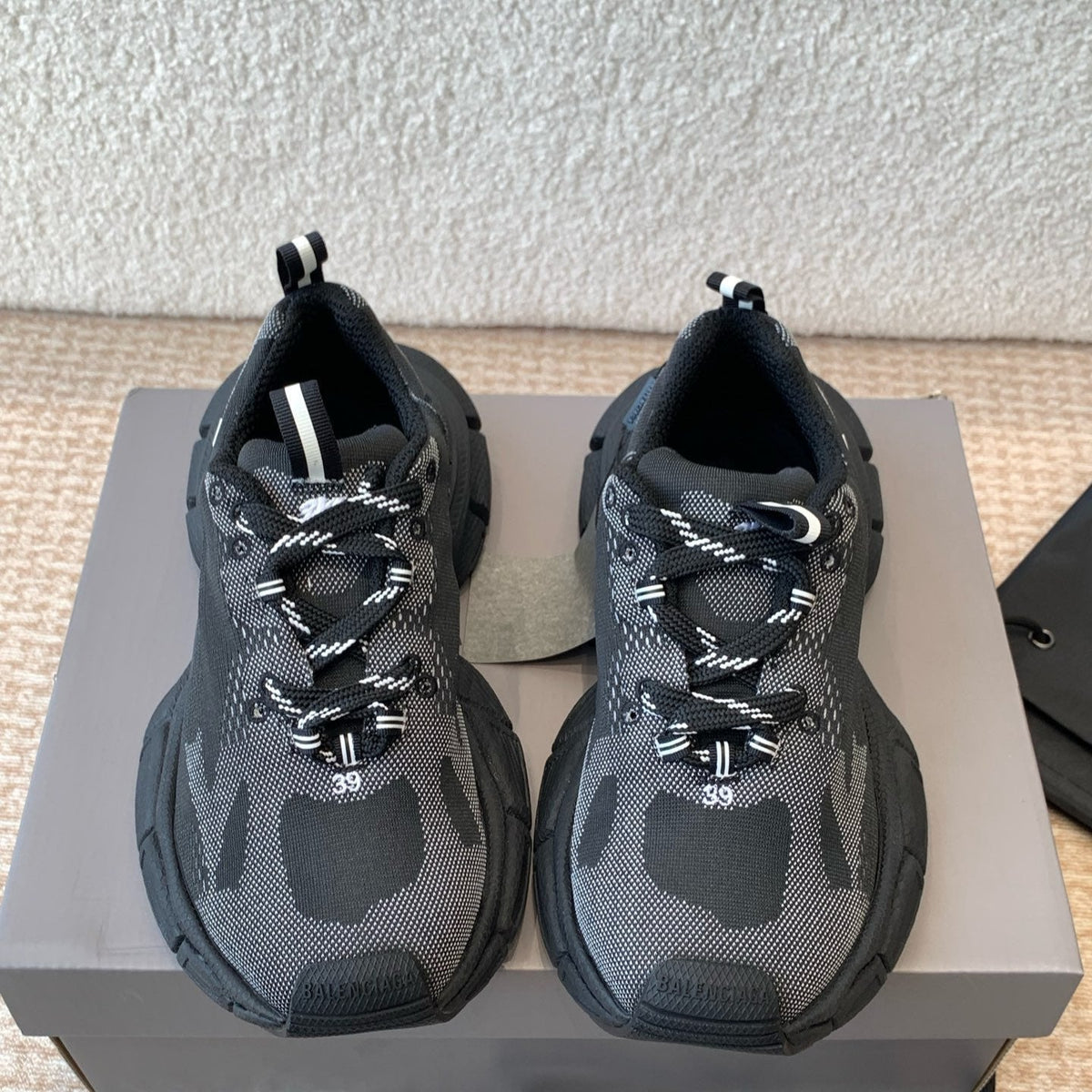 UNDER ARMOUR 3XL KNIT SNEAKER IN BLACK AND WHITE POLYESTER