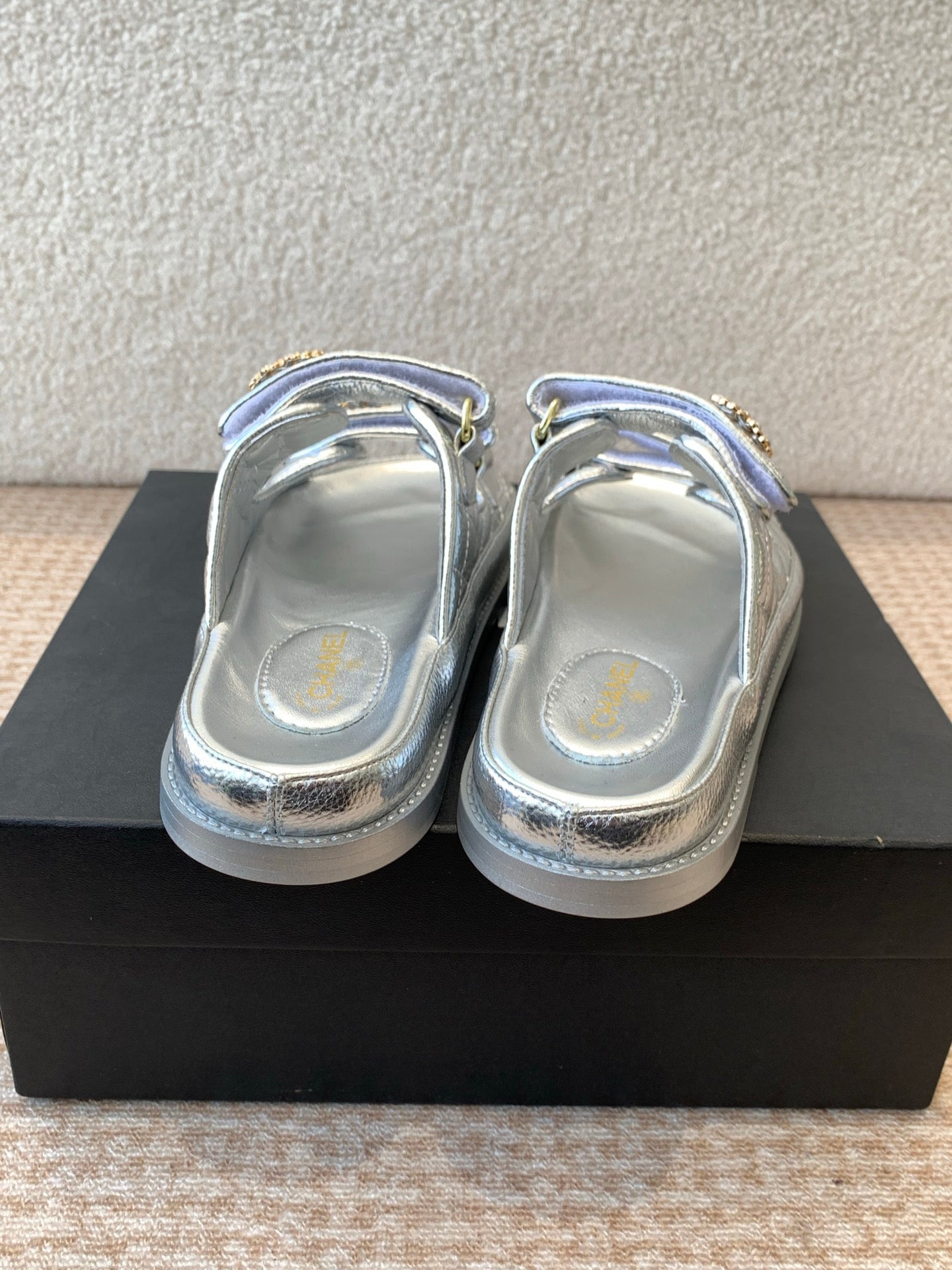 DAD SANDAL IN SILVER SHEEPSKIN MULE