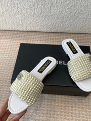 FLAT SLIDE IN WHITE LAMBSKIN WITH PEARLS