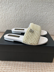 FLAT SLIDE IN WHITE LAMBSKIN WITH PEARLS