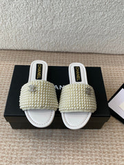 FLAT SLIDE IN WHITE LAMBSKIN WITH PEARLS