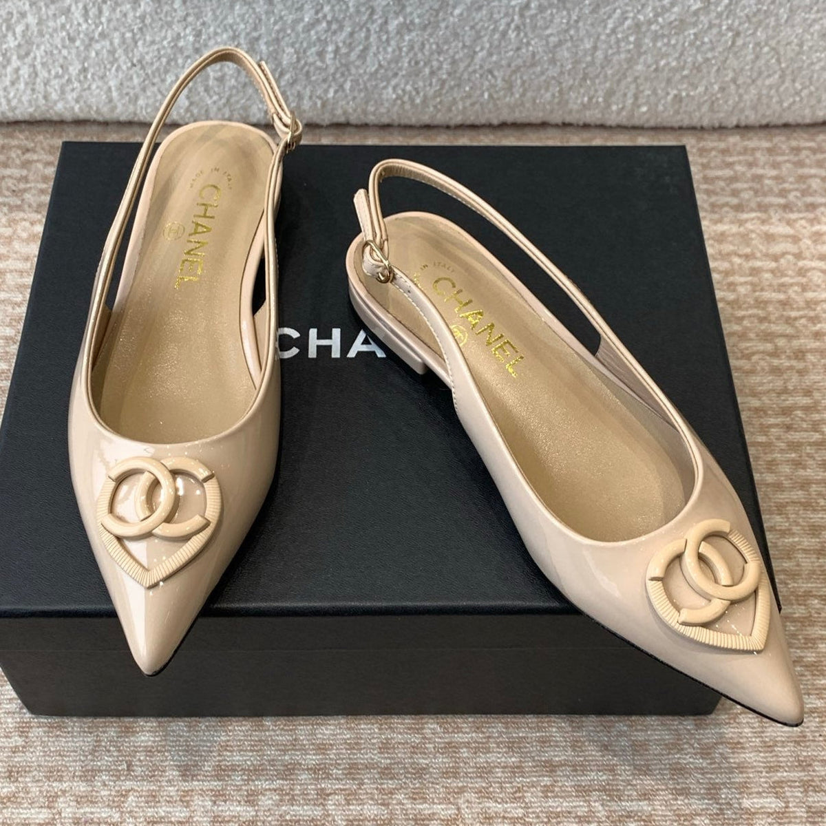 FLAT MULES IN BISQUE BEIGE PATENT CALFSKIN