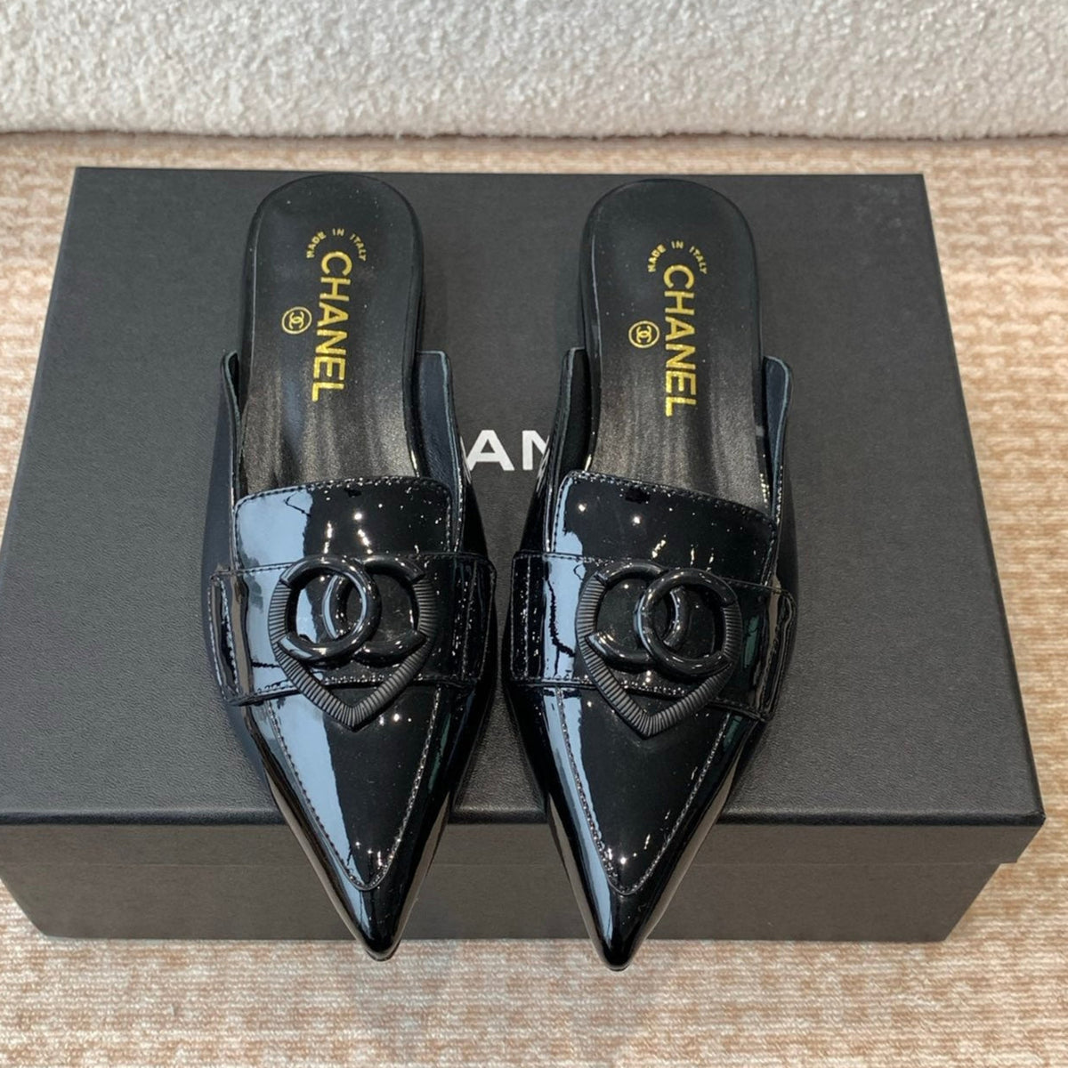 FLAT MULES IN BLACK PATENT CALFSKIN