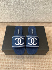 FLAT SLIDE IN NAVY BLUE DENIM WITH WHITE LOGO