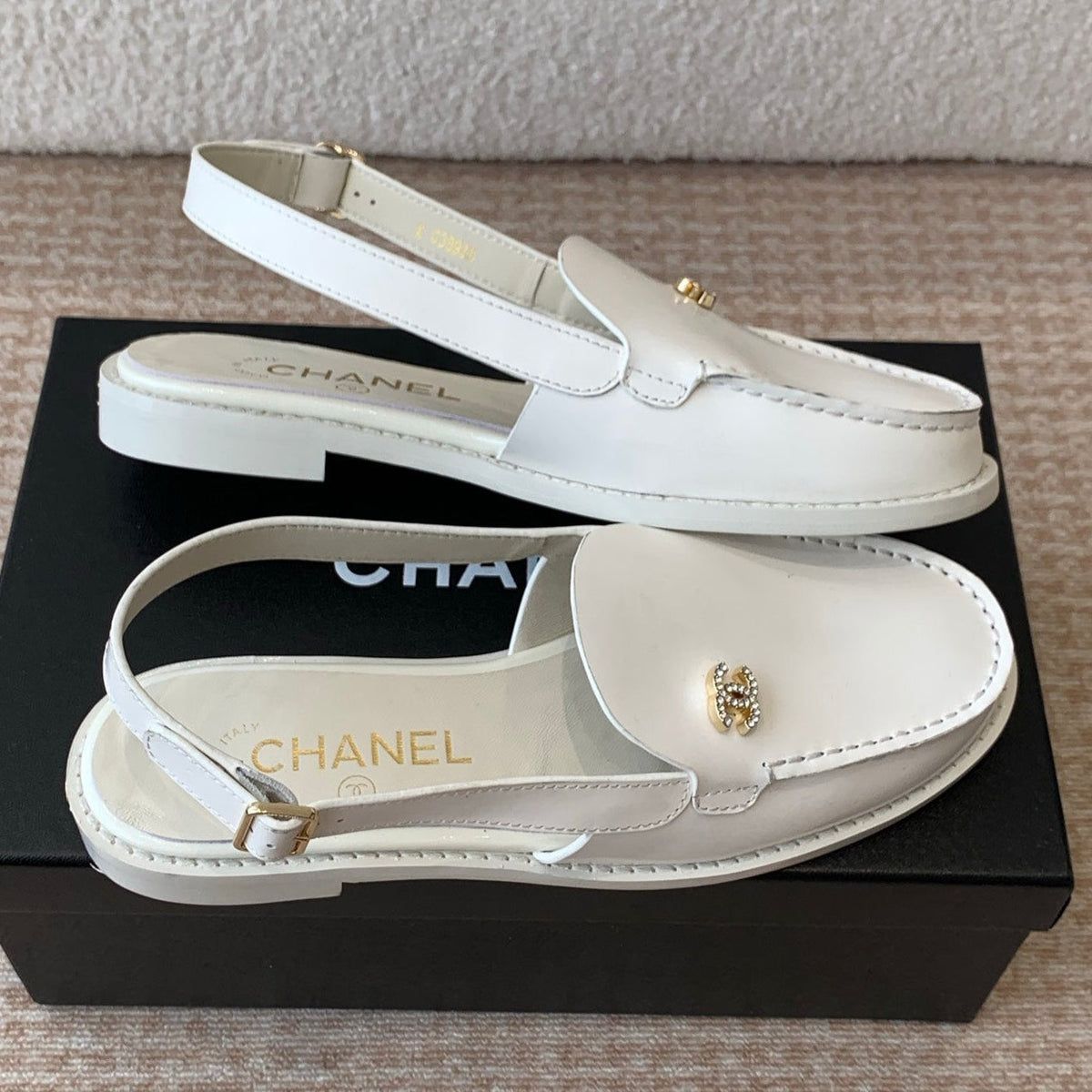 CC MOCCASIN SLINGBACK IN WHITE PATENT CALFSKIN