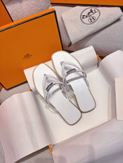 HM 26S KELLY BUCKLE THONG SANDALS IN WHITE CALFSKIN SILVER HARDWARE