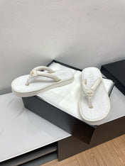 THONG SLIPPERS IN WHITE LAMBSKIN