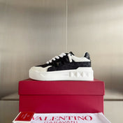 LOW-TOP SNEAKER IN WHITE NAPPA LEATHER AND BLACK MONOGRAM TOILE ICONOGRAPHE FABRIC
