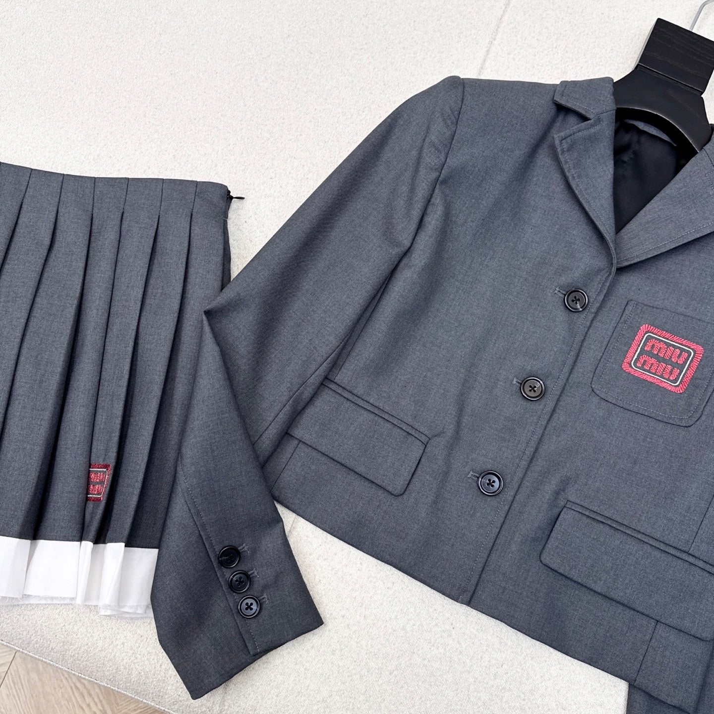 MIUMIU 26S SET BLAZER AND PLEATED SKIRT 866