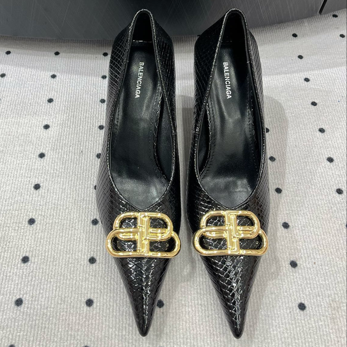 HEELED PUMPS 65 MM IN BLACK LIZARD PATTERN CALFSKIN GOLD HARDWARE