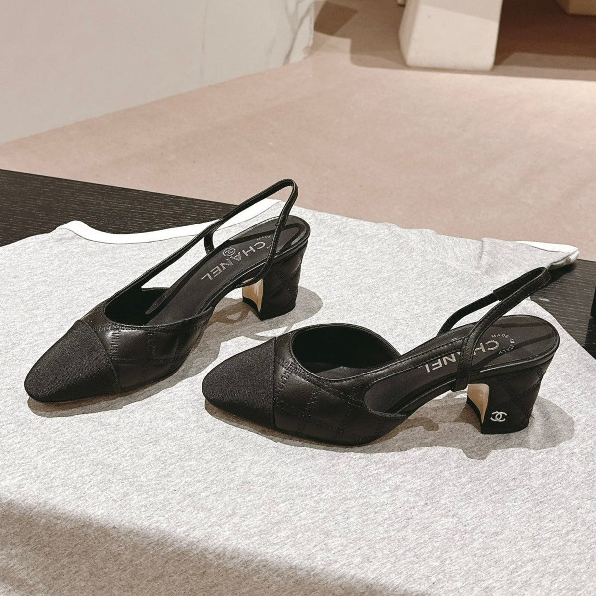 HIGH SLINGBACKS IN BLACK LAMBSKIN AND SATIN