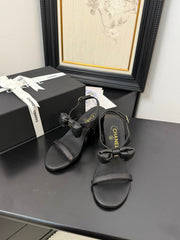 MID HEEL SANDALS IN BLACK CALFSKIN WITH BOW