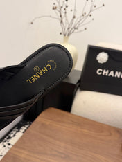 CHANEL 26S THONG SANDALS IN BLACK CALFSKIN WITH RHINESTONE CC LOGO
