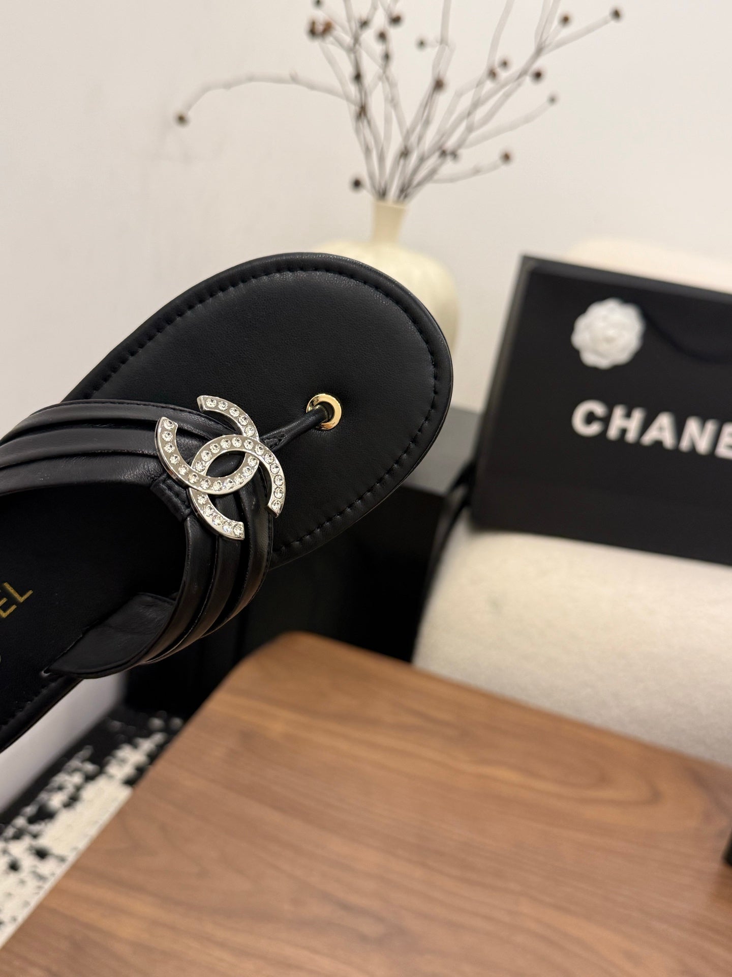 CHANEL 26S THONG SANDALS IN BLACK CALFSKIN WITH RHINESTONE CC LOGO