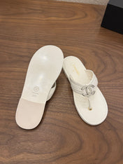 CHANEL 26S THONG SANDALS IN WHITE CALFSKIN WITH RHINESTONE CC LOGO