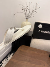 CHANEL 26S THONG SANDALS IN WHITE CALFSKIN WITH RHINESTONE CC LOGO