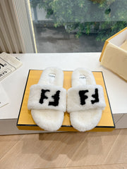 FLAT SLIDE IN WHITE FLEECE WITH BLACK LOGO