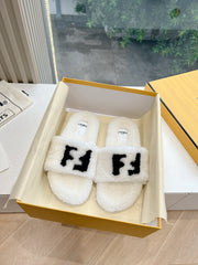 FLAT SLIDE IN WHITE FLEECE WITH BLACK LOGO