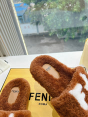 FLAT SLIDE IN GINGERBREAD BROWN FLEECE WITH WHITE LOGO